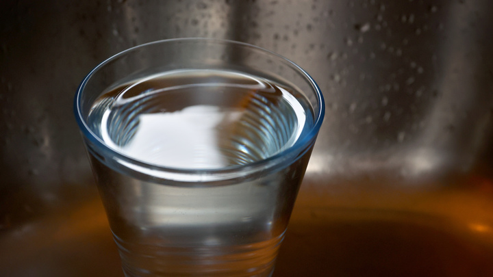 Зачем пить тёплую воду перед каждым приёмом пищи: врач назвал три причины