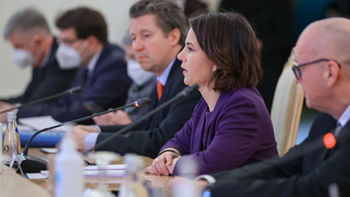Трансляцию пресс-конференции Бербок прервали речью Путина на Соборной площади Кремля
