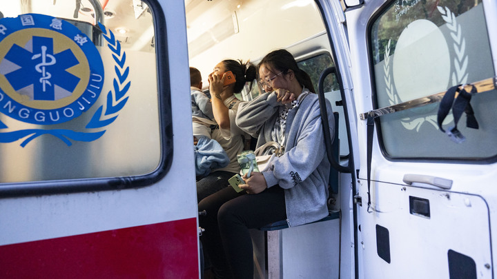 Больницы переполнены детьми: В ВОЗ испугались загадочной вспышки пневмонии в Китае