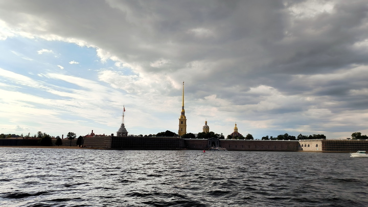 Историческое наследие или рудимент? В Петербурге идёт война с советскими вывесками