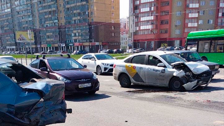 В Челябинске автомобиль вытолкнул иномарку на тротуар с пешеходами