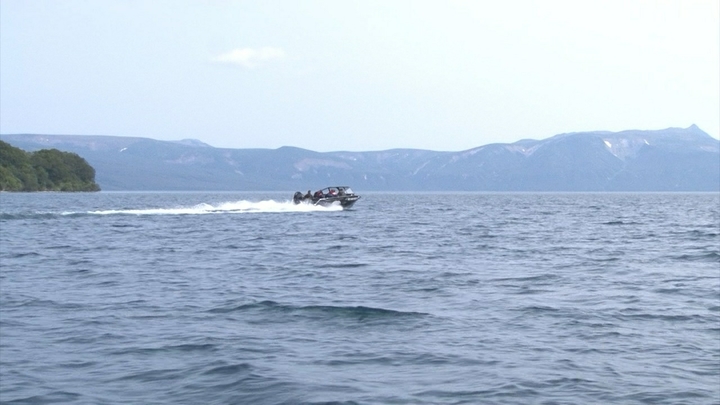 Появилось первое видео с поднятым со дна Курильского озера Ми-8