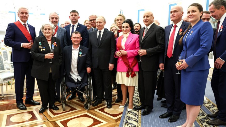 Путин в Кремле отдал свой бокал маме 14 детей из Тверской области