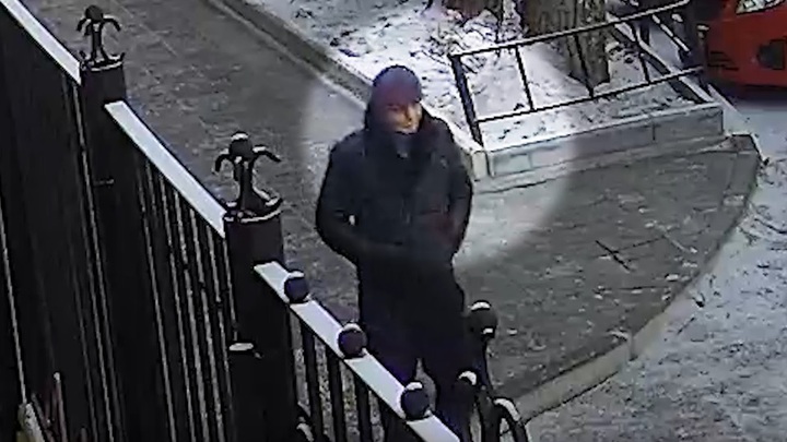 В Чите разыскивается грабитель в чёрной куртке и вязанной шапке
