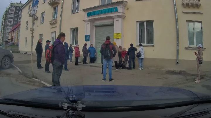 Люди падают в обморок в очереди в поликлинику в Челябинской области