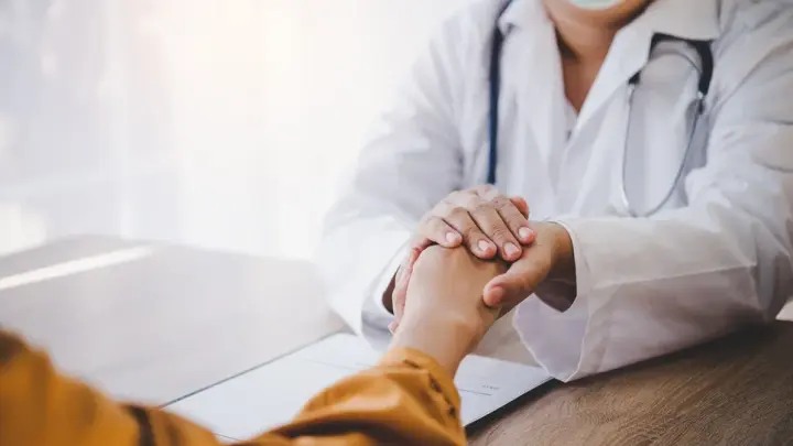 Уносит жизни одна мелочь: Врач назвал первый сигнал рака