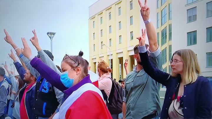 Лавину провокаторов минские силовики сдерживают стрельбой. Пока в воздух
