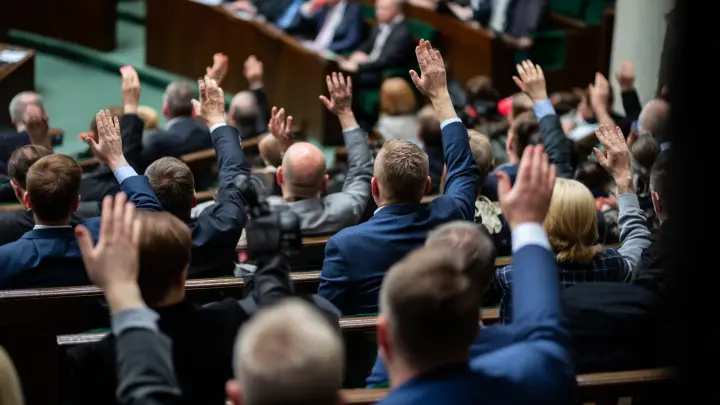 Госдума отклонила проект, запрещающий переводы мигрантов за рубеж