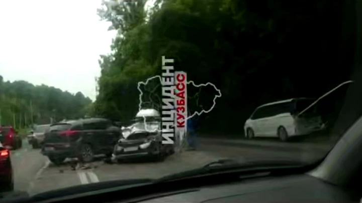 Семь человек пострадали в ДТП с грузовиком и 26 автомобилями в Кемерове