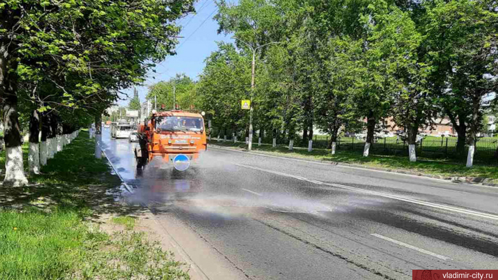На улицы Владимира из-за жары вышли поливальные машины