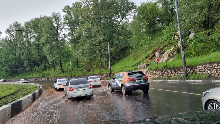 Оползень сошёл на Окский съезд в Нижнем Новгороде и перекрыл полосу