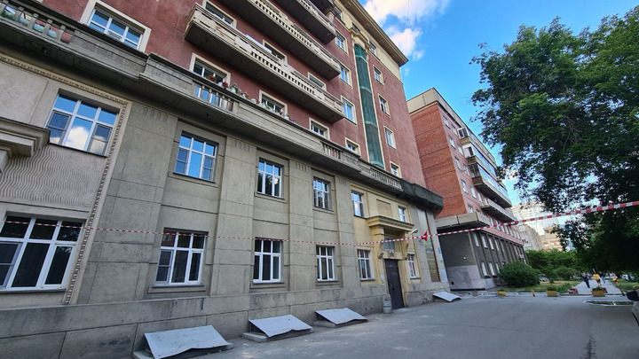 В Новосибирске прокуратура начала проверку после обрушения фасада Стоквартирного дома
