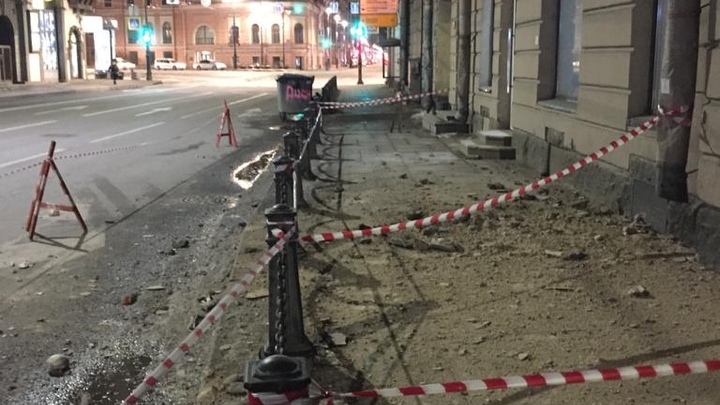 Петербуржцы возмущены бездействием чиновников – на Петроградской стороне посыпался фасад дома