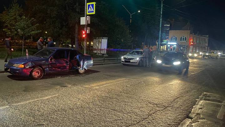 В Ростове столкнулись две иномарки. Пострадал 21-летний водитель