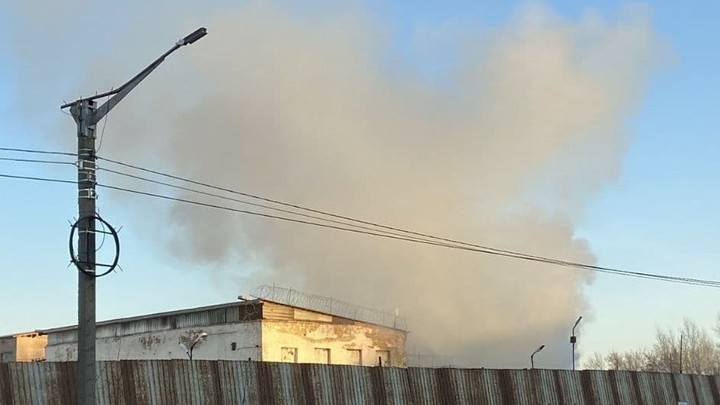 В колонии Копейска полыхает сильный пожар