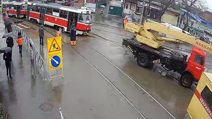 В Краснодаре трамвай сошёл с рельсов на Дмитриевской дамбе