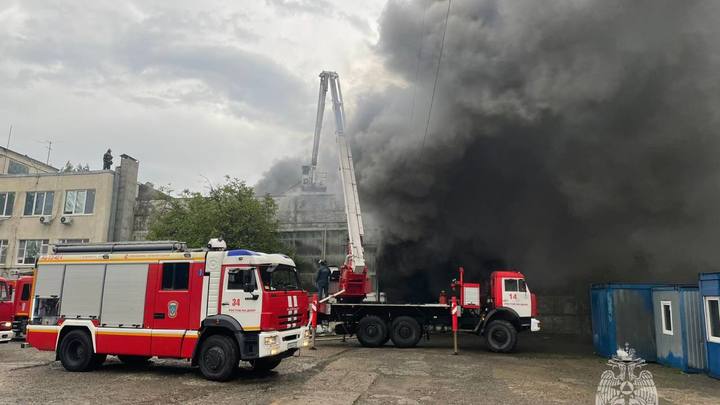 Крупный пожар на складе пряжи на Вавилова в Ростове 26 мая: что известно