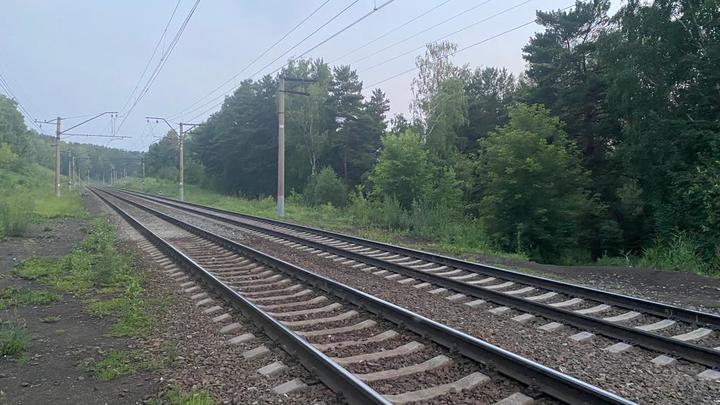 В Новосибирской области потерявшая сознание женщина попала под поезд и выжила
