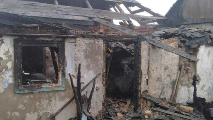 В Шахтах из-за взрыва газовой форсунки сгорел дом у многодетной семьи