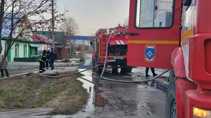В Новосибирске при пожаре в частном доме погибли трое мужчин
