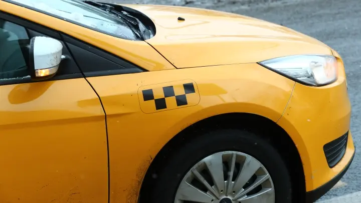 Таксиста колёса кормят. Забрали автомобиль у нелегала, возившего пассажиров Адлерского вокзала