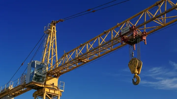 Человек погиб при крушении строительного крана на севере Москвы