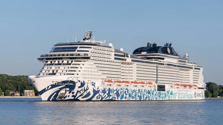 На круизном лайнере туристов из России и других стран разделили по разным ресторанам