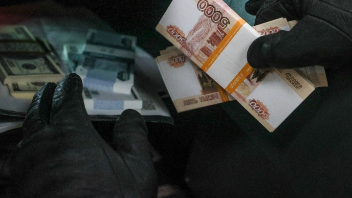 Ученик девятого класса развёл бабушку на большие деньги
