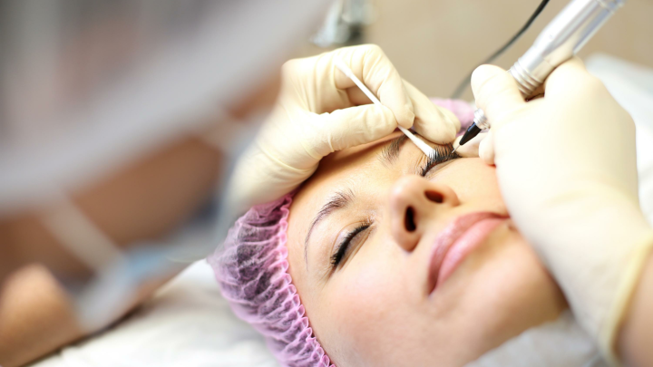 Священник объяснил отношение церкви к татуажу бровей и губ