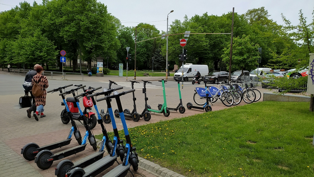 Электросамокаты петербург дтп. Электросамокат в парке Тушино. Пешеход на самокате. Air Park для самокатов.