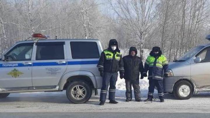 Под Новосибирском экипаж ДПС помог автомобилисту в 40-градусный мороз