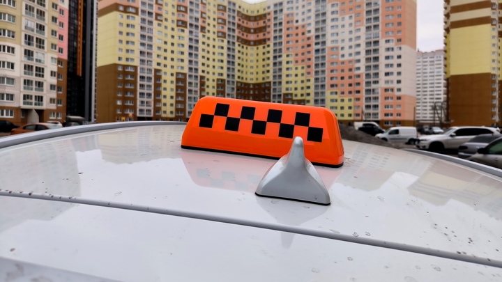 На таксиста, выбросившего мать с сыном-инвалидом из авто, завели уголовное дело