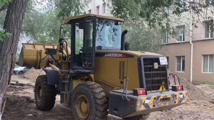 На Театральной площади в Чите начали укладывать плитку и монтировать скамейки