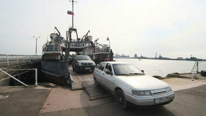 Паромы снова перевозят транспорт по Керченской переправе, закрытой накануне из-за тумана