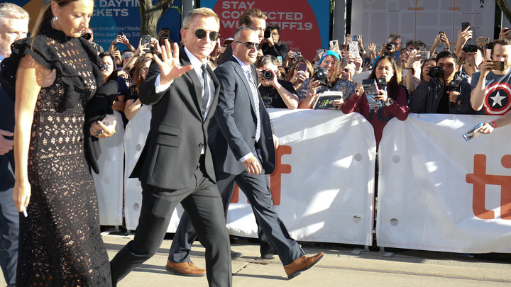 Потрачу сам или раздарю: Дочери Джеймса Бонда не получат ни пенни из папиных миллионов