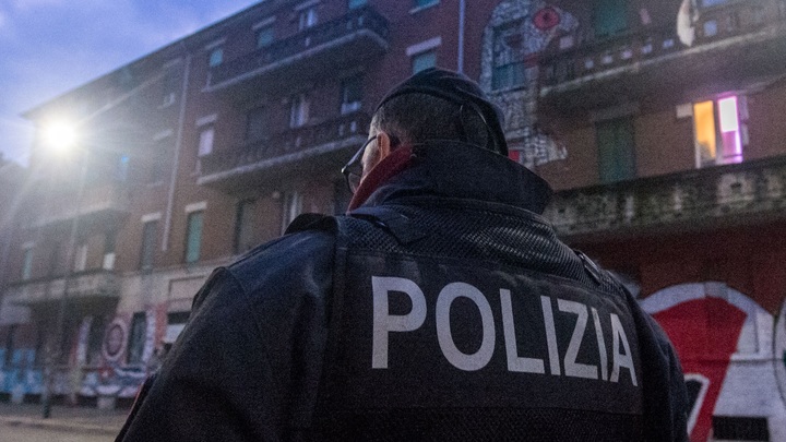 На стуле, лицо в крови и синяках: Полиция не увидела криминала в смерти русской женщины в центре Милана