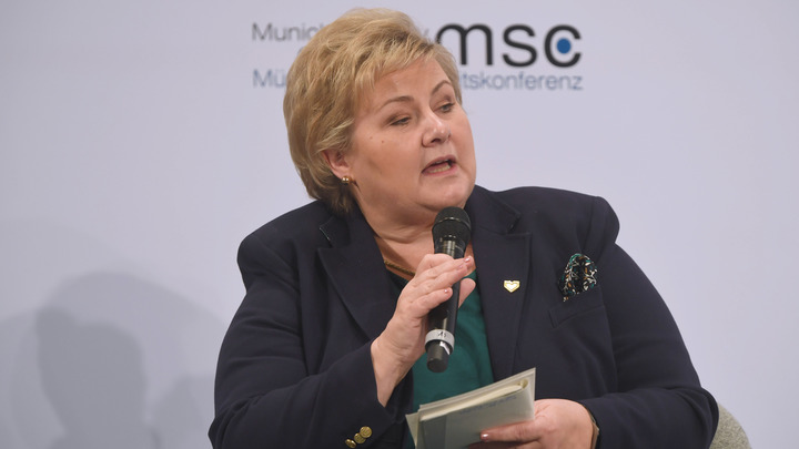 В последний момент: Норвежский премьер нарисовала в воздухе узор, вспомнив о коронавирусе