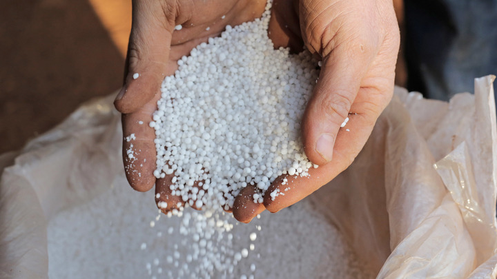 Корпус треснул, винт повреждён, ни один порт не разрешает: Идущее из России судно посчитали мегабомбой