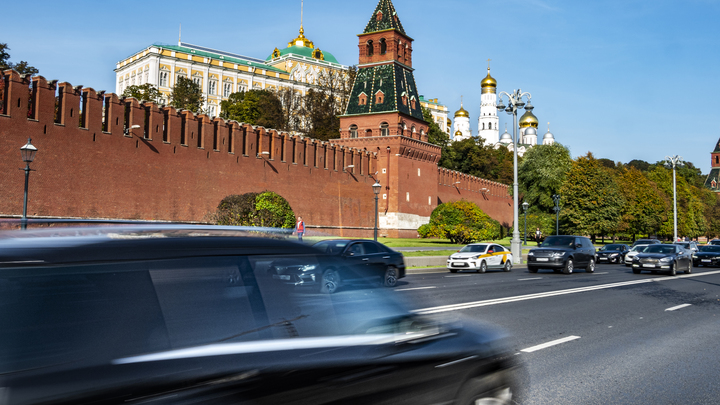 Песков посетил новый спектакль Богомолова: Сатирик призвал взять Садовое кольцо в котёл