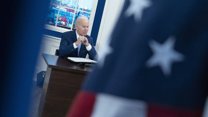 Кто ж так против Байдена работает?: Политолог рассказал о силах, толкающих США на войну с Россией