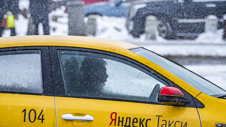 В Новосибирске начали поиск таксиста-мигранта, наехавшего на женщину с ребёнком