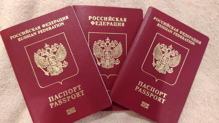 Правоохранители помогли оформить документы для получения паспорта России жителям Голопристанского ра