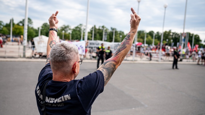 Во Львове оштрафовали украинца за показанный средний палец