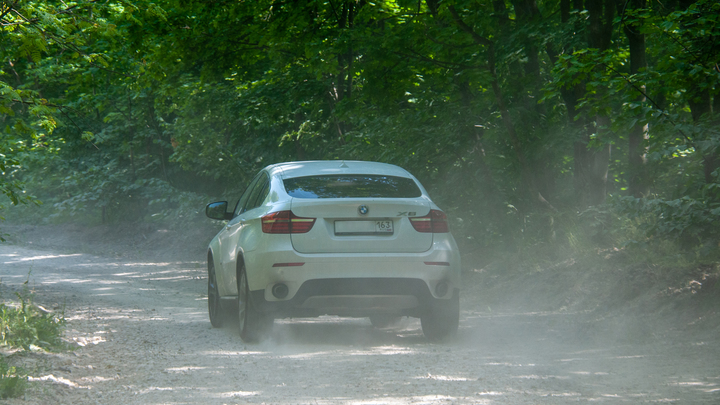 Житель Новороссийска взыскал с властей 650 тысяч рублей за провалившийся в яму BMW