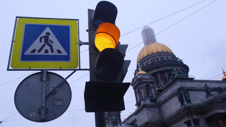 На выезде из микрорайона Затон в Новосибирске постоянные пробки из-за вечно жёлтого светофора