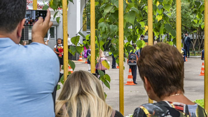 Чиновник оскорбил многодетных: Не можете содержать детей, сдайте их в детский дом