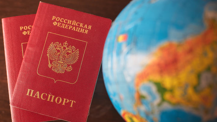 Европейцы выходят на протесты с флагом России: Поляков задержала полиция. Назревает международный скандал