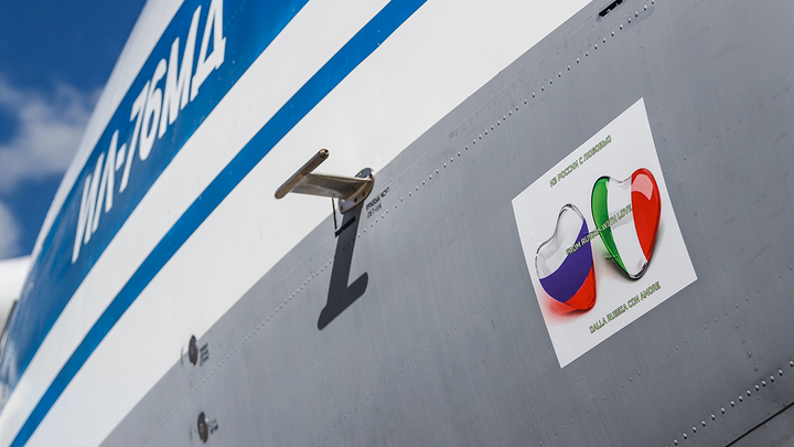 Русские специалисты Минобороны показали, как смывают коронавирус в пансионатах Италии