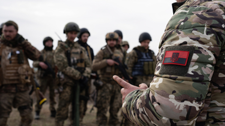 В Артёмовске на встрече с Зеленским заметили военного с эмблемой дивизии СС