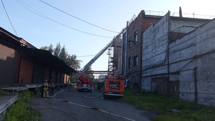 Ночью в Екатеринбурге вспыхнул цех в промзоне